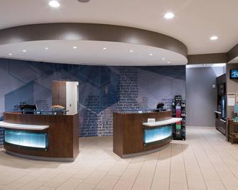SpringHill Suites by Marriott Alexandria Old Town/Southwest - Alexandria - Front desk
