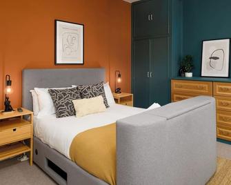 Joseph Suite by Koya Homes - 3-Bedroom Home, Central High Street, Free Parking - Barry - Bedroom