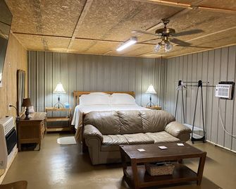 The Shack on Shortcut private Barndominium - Horse Cave - Camera da letto