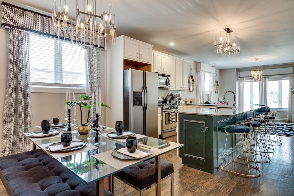 Chi-Town Chill - Get Anywhere in the City from This Perfectly Located Duplex by AllSet Turnover - شيكاغو - مطبخ
