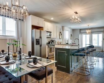 Chi-Town Chill - Get Anywhere in the City from This Perfectly Located Duplex by AllSet Turnover - Chicago - Kitchen