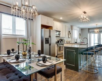 Chi-Town Chill - Get Anywhere in the City from This Perfectly Located Duplex by AllSet Turnover - شيكاغو - مطبخ