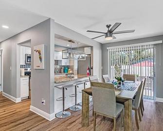 Gorgeous Heated Pool House Near Gulf Beaches! - Pinellas Park - Dining room