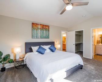 Spacious, bright, convenient to everything in Anchorage! Bonus room! - Anchorage - Habitación