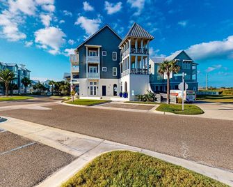 Palmilla Beach Condo that Sleeps 7 with Water View and 2 Patios - Port Aransas - Edificio