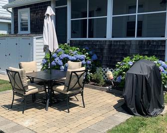 Beach Cottage Steps Away From Easton's (First) Beach - Middletown - Veranda