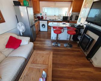 Apartments Wales - Barry - Kitchen