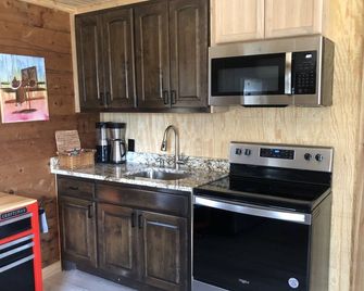 Cedar Vista Log Cabin - Tranquil getaway on 14 acres! Pet Friendly! - Granbury - Kitchen