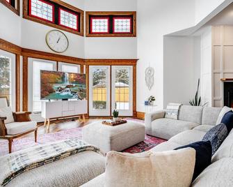 7 Bedrooms, 5.5 Baths, Salt water pool, Hot Tub, Beach - Leamington - Obývací pokoj