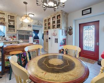 Byrd's Farmhouse Chick-Inn Coop - Shiner - Dining room