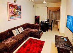 Luxury Suites In The Heart Of Chittagong - Chittagong - Living room