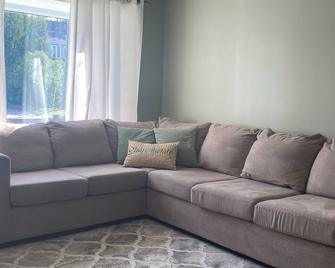 The Little Green House :2 bedroom house on river, short walk to downtown core - Temiskaming Shores - Huiskamer