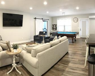 New Guest Apartment- Pool, Hot Tub, Fire Pit, Air Hockey, Pool Table & Kids Area - Easley - Living room