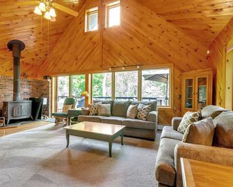 Ellicottville Chalet with beautiful storybook creek - Ellicottville - Salon