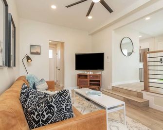 Steps to the Beach and Carlsbad Village! - Carlsbad - Living room