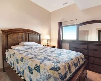Bear Lake Cabin w/Epic Views - Sleeps 32 - Family reunions - Retreats! - Garden City - Bedroom