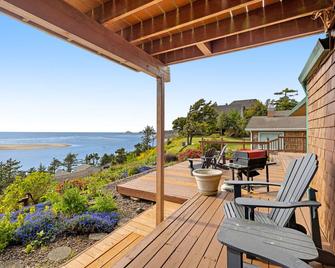 Dog-friendly home with balcony, porches & top-of-the world ocean views - Tillamook - Varanda
