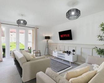 Newcastle Spacious 3-Bedroom Semi-Detached House With Parking, Sleeps 8, By Urban Pinnacle Stays - Newcastle upon Tyne - Soggiorno
