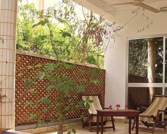 بد آند بريكفاست لو نوماد - أواغادوغو - شرفة مرصوفة