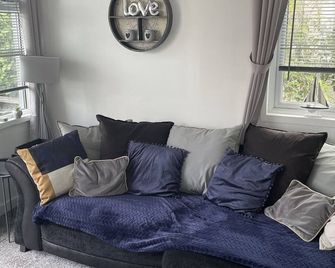 May Beach Cottage, Relaxing Stay With Sea Views - Leysdown-on-Sea - Salon