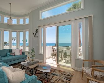 On the Beach! 4 bed 3 bath 2300sq ft CarlsbadBeachCondo.com - Carlsbad - Living room