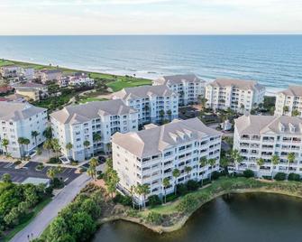 Elegant waterfront condo with central AC, balcony, and shared pools & hot tubs - Palm Coast - Building