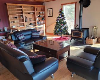 Year-Round Retreat Home On Scenic Delaware River 90 Miles From Nyc, Ev Charger - Barryville - Sala de estar