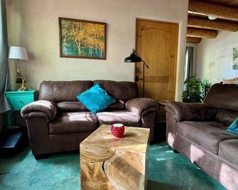 Cozy & Relaxing Near Taos Plaza - Taos - Living room