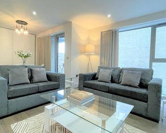Spectacular 2 Bedroom Apartment in Great Location - Sheffield - Living room