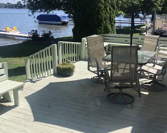 Pet And Family Friendly on Gun Lake close to state park,restaraunts and casino. - Shelbyville - Patio