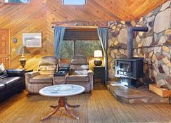 Updated Cabin in a Secluded Area - Minutes from Beach & Town - Bandon - Living room