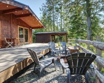 Explorers Retreat Private Sauna - Port Renfrew - Patio