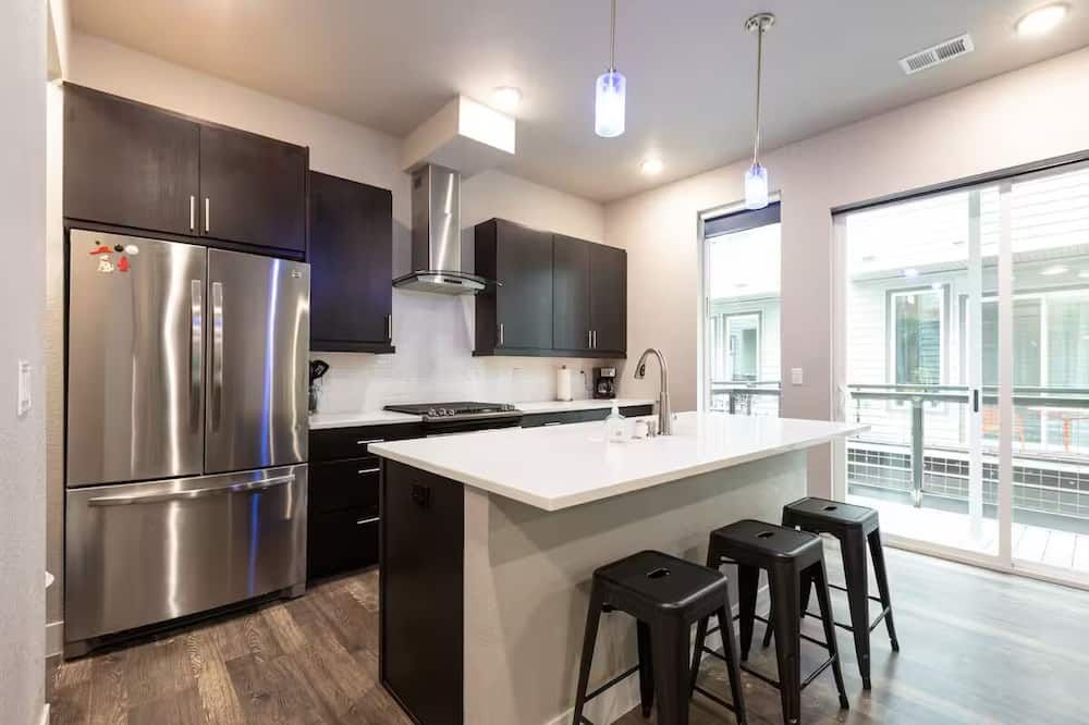 Modern townhome w/ rooftop patio in RiNo/ Five Points, Denver - דנבר - מטבח