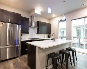 Modern townhome w/ rooftop patio in RiNo/ Five Points, Denver - Denver - Kuchnia