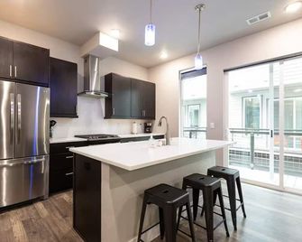 Modern townhome w/ rooftop patio in RiNo/ Five Points, Denver - Denver - Kitchen