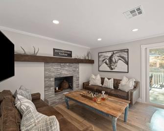 Hidden Oaks Farmhouse by AvantStay Hot Tub Deck - Atascadero - Living room