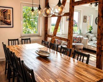 Modern Farmhouse with Sauna and Fireplace, 5 Bedrooms, 5 Bathrooms - Sehnde - Jídelna