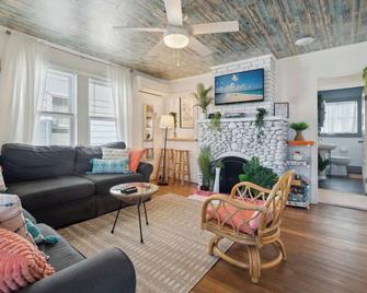 Steps to Beach | Fireplace | Pat's Porch - Hampton - Wohnzimmer