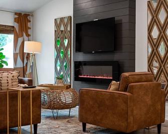 Creekside Place - Pet Friendly, amenities galore & perfect central location - Harrison - Pokój dzienny