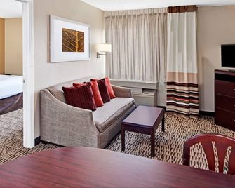 MainStay Suites Chicago Schaumburg - Schaumburg - Living room