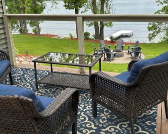 Beautiful Lake front Property on Lake Munson. Family friendly! - Detroit Lakes - Patio