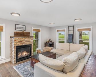 The Good Farm: Farmhouse + BarnBnB on 44 acres! - Valparaiso - Wohnzimmer
