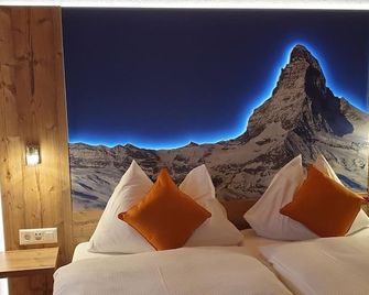 Typically Swiss Hotel Tascherhof - Taesch - Chambre