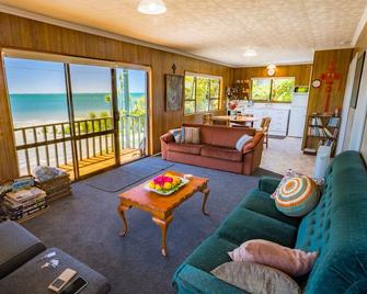 Tidal Treasure - Collingwood Holiday Home - Collingwood - Living room
