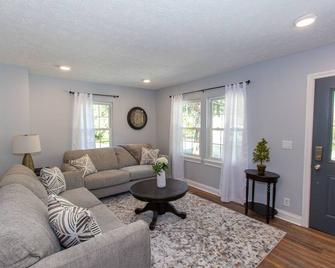 Bamboo Bungalow-Southern IN-3 Minutes to Downtown Louisville! - Clarksville - Living room
