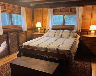 Renovated 3-BR boathouse built atop water in quiet cove; private float & trails - Phippsburg - Bedroom