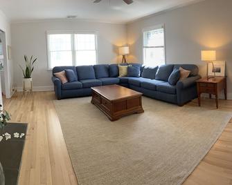 Charming Bay Head House. - Bay Head - Living room