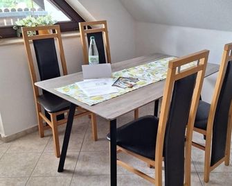 Bergblick-Fewo - Hohenstein-Ernstthal - Dining room