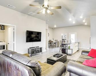 Urbana Cabana Modern Home 8 Mi to Texas Tech! - Lubbock - Living room