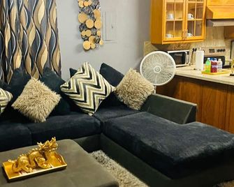 Blissett Apts your home away from home - Кінгстон - Вітальня